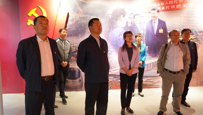 集團(tuán)公司開展“不忘初心、牢記使命”主題黨日活動 <br/> — 參觀主題教育檔案文獻(xiàn)展